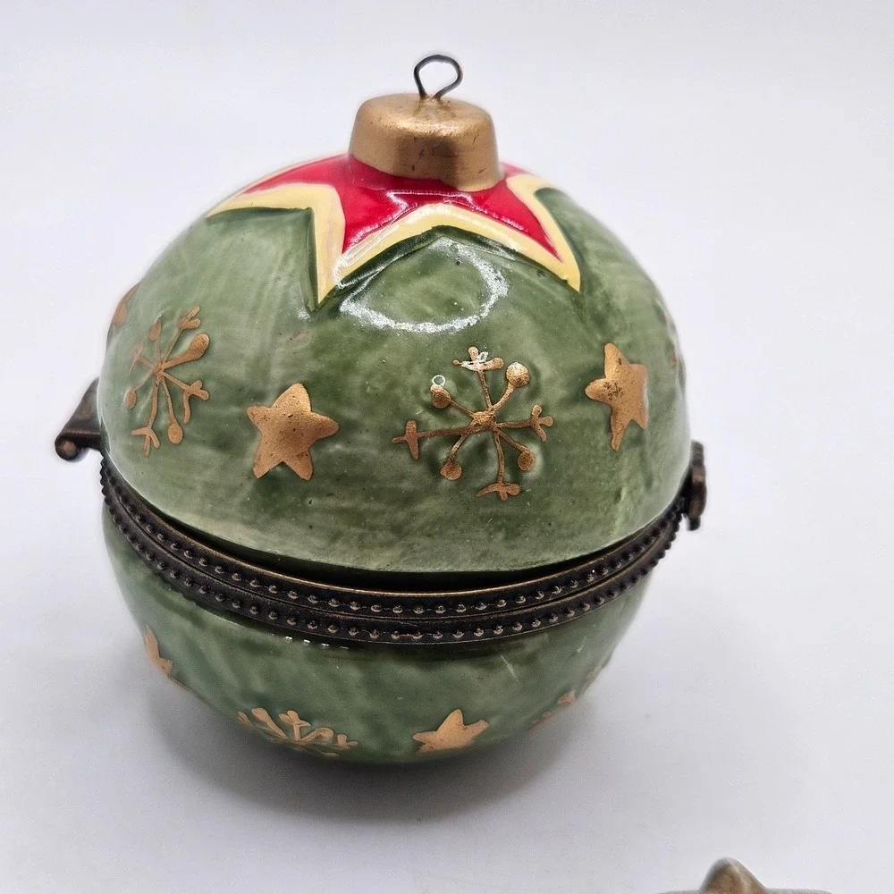 VTG Christmas Ornament Trinket Box Green Gold Stars Snowflakes Hinged Ceramic